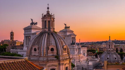 Fotobehang Rome Prachtige zonsondergang in Rome in oranje, roze, paarse en paarse kleuren - een uitzicht op de bezienswaardigheden en oude architectuur in het stadscentrum vanaf het dak van het historische gebouw