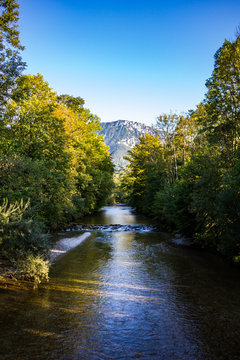 Wei&szlig;e Traun in Ruhpolding vor Rauschberg