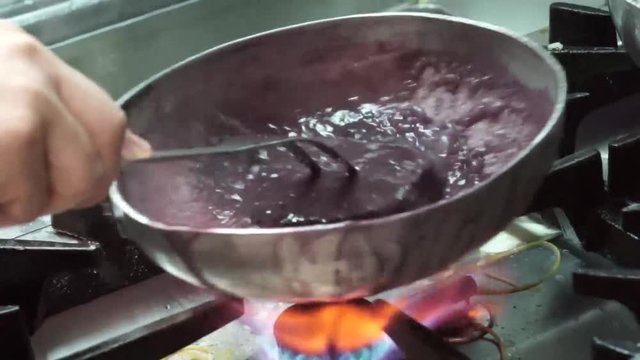 fettina di carne argentita cotta in padella in un ristorante