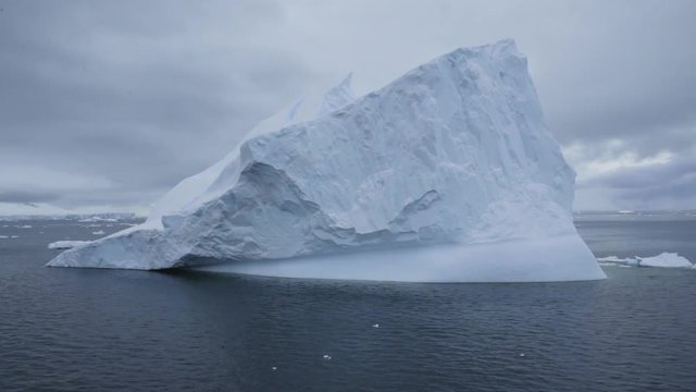 Vorbeifahrt an gro&szlig;em Eisberg in Antarktis