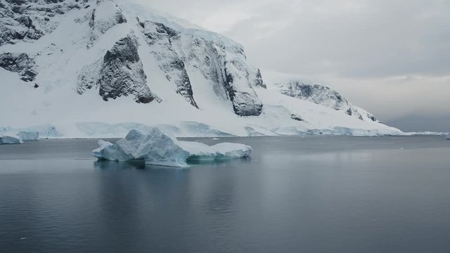Eisberge ziehen vorbei
