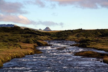 Río de aguas salvajes en paisaje natural de Islandia.