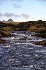 Río de aguas salvajes en paisaje natural de Islandia.