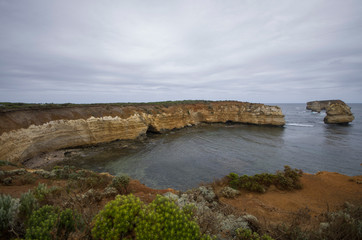Fototapeta na wymiar Falaise et rocher le long de la Great Ocean Road en Australie