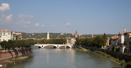 Fototapeta na wymiar Verona Ponte sull' Adige