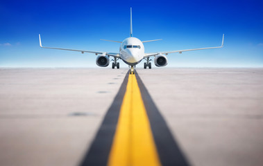 Obraz premium nowoczesny samolot na pasie startowym