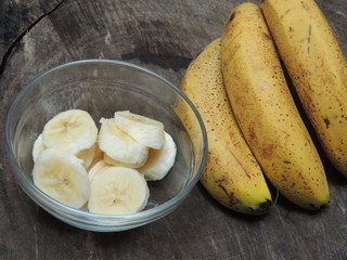 Banana na casca e no pote