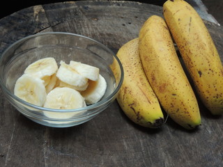 Banana na casca  e cortada