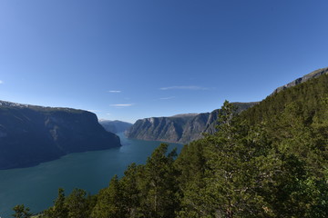 Fototapeta na wymiar Der Aurlandsfjord ist einer der schönsten Seitenarme des Sognefjords.
