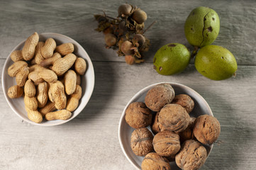 orzechy w łupinkach podane w miskach