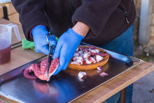 Pulpeiro preparando una raci&oacute;n de pulpo &aacute; feira. Ourense, Galicia. Espa&ntilde;a.