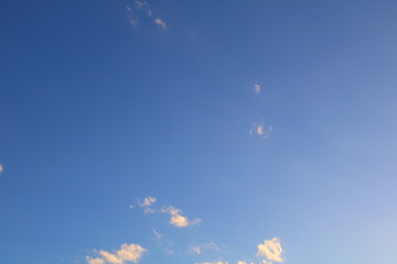 Wolken am blauen Himmel