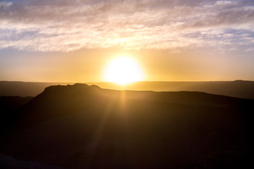 Crepúsculo y amanecer en algún lugar del desierto de Atacama en el norte de Chile