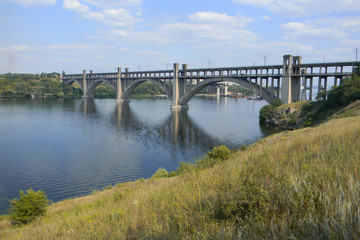Fototapeta na wymiar A large stone bridge across the island of Khortytsya.