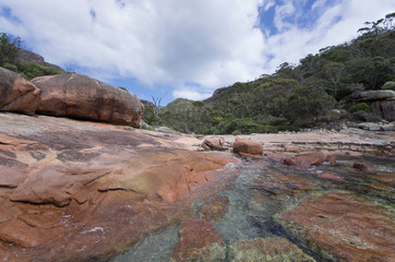 Fototapeta na wymiar Jolis rocher à Freycinet National Park en Tasmanie, Australie