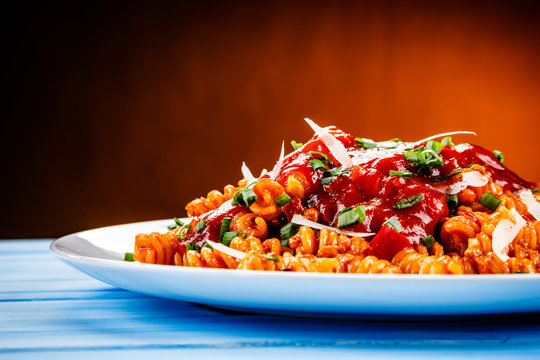 Fusilli with meat, tomato sauce and vegetables