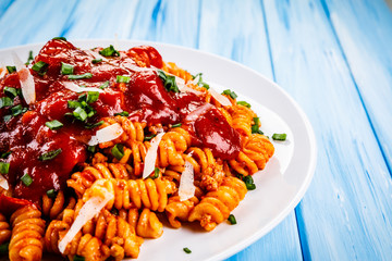 Fusilli with meat, tomato sauce and vegetables