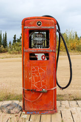 Alte rote Zapfsäule einer verlassenen Tankstelle in Alaska