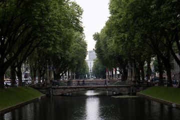 Obraz premium blick auf die allee umringt von bäumen und einem kleinen fluss in düsseldorf deutschland fotografiert während einer sightseeing tour in düsseldorf deutschland 