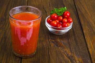 Fototapeta na wymiar Natural freshly squeezed tomato juice in glass