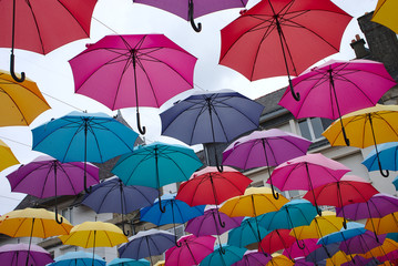 ciel de parapluies multicolore, à Pontivy. Bretagne, morbihan.France