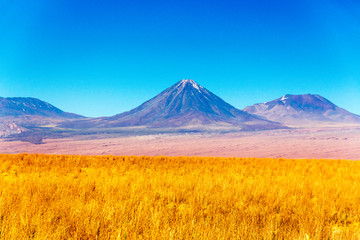 Fototapeta premium En algún lugar del desierto de Atacama y San Pedro de Atacama en el norte de Chile