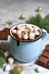 Photo sur Plexiglas Chocolat Chocolat chaud festif fait maison dans une tasse vintage bleue.