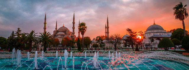 De Blauwe Moskee, (Sultanahmet Camii) in zonsondergang, Istanbul, Turkije.