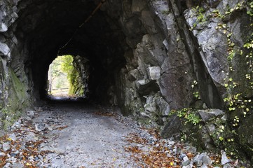素掘りのトンネル