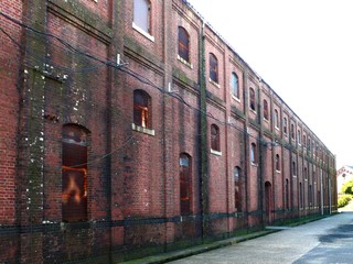 古びた赤レンガ倉庫の情景