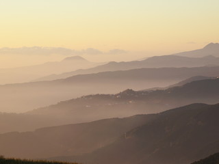 Fototapeta na wymiar 朝靄に覆われた天城山系