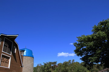 札幌の青い空と白い雲の牧場の風景