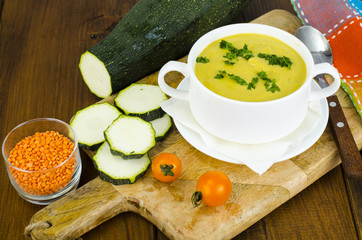 Diet cream soup with zucchini and lentils