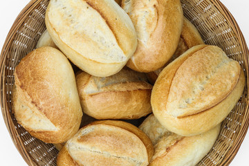 Frische Frühstücksbrötchen im Brotkorb