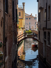 Fototapeta na wymiar Enge Häuserschlucht am Kanal mit Boot, Venedig