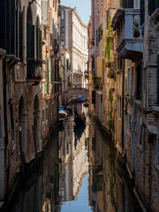 Obraz na płótnie Canvas Häuserschlucht mit Booten in der Abendsonne, Venedig