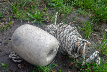 Obraz premium rope lying on green grass in the Park day