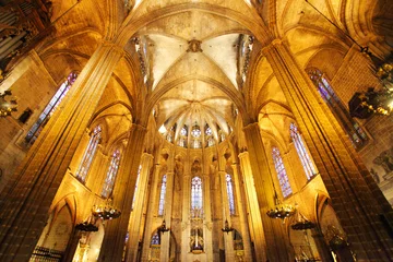 Tableaux ronds sur aluminium Barcelona BARCELONE - 9 FÉVRIER : La cathédrale de la Sainte Croix et Sainte Eulalia le 9 février 2016 à Barcelone, Espagne. C& 39 est une église-halle, voûtée sur cinq nefs, les deux extérieures divisées en chapelles.