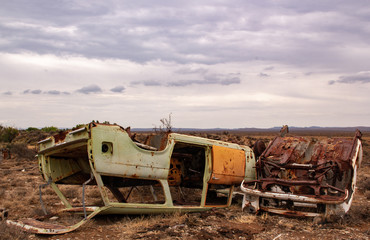 Fototapeta na wymiar abandoned old car in desert