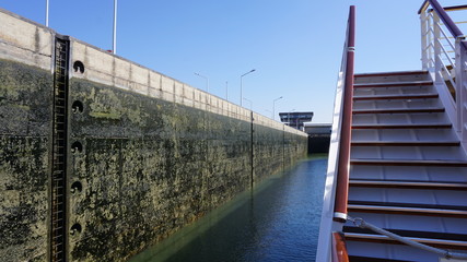 Fototapeta premium Schleuse, Donau, Österreich von einem Flusskreuzfahrtschiff