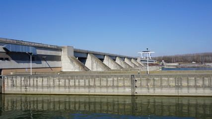 Fototapeta premium Schleuse, Donau, Österreich von einem Flusskreuzfahrtschiff