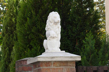 fence head with lion statue