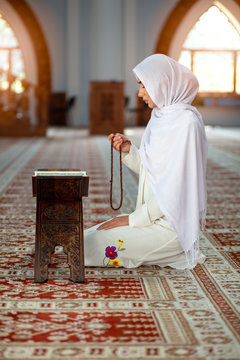 Crop Muslim woman with string of beads
