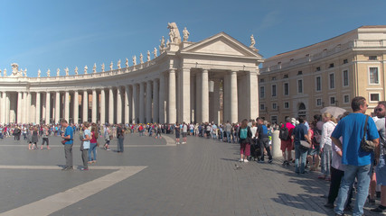 Tourists wait in line to see a famous Italian catholic cathedral on a sunny day. - obrazy, fototapety, plakaty