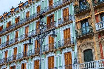 Fototapeta na wymiar Historische Häuser und Fassaden in der Altstadt von Pamplona