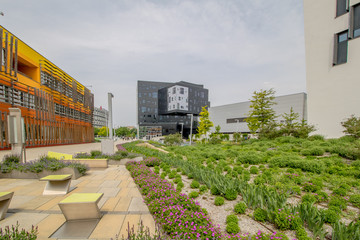 Die neue und Ultra moderne Wirtschaftsuniversität Wien (WU Wien) im Frühling in der Nähe des...