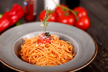 Spaghetti on a round plate