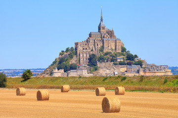 Mont-Saint-Michel à l'époque des moissons, Normandie, France