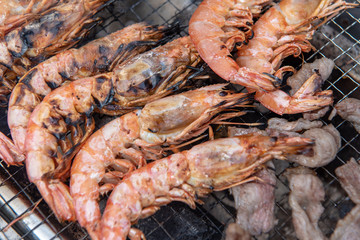 エビを焼く バーベキューの食材
