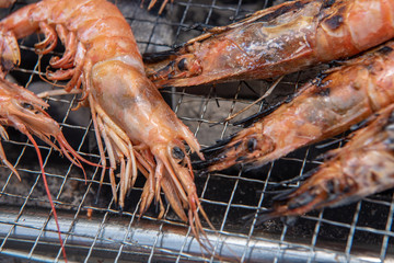 エビを焼く バーベキューの食材